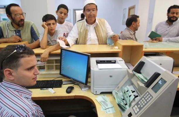 خاص.. "الدريجة": المركزي يخشى استنزاف الاحتياطي.. وهذا توقعي للدينار الليبي