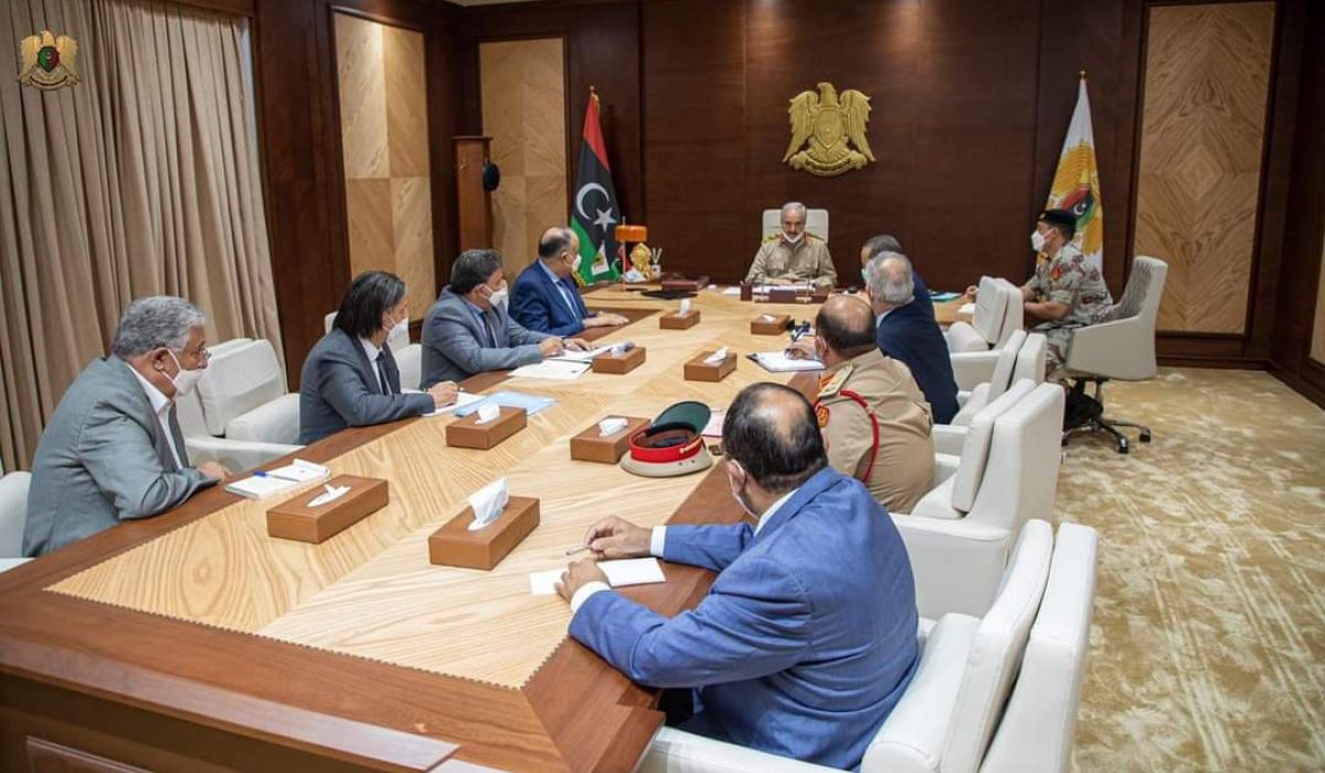 حفتر يبحث مع مسؤولين بالمنطقة الشرقية الحلول لمشاكل الكهرباء والسيولة ودعم الجنوب بالوقود