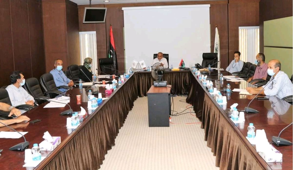 الواحة للنفط تناقش إزالة الرمال المتكدسة في الحقول والمواني النفطية بالإضافة إلى قوائم الأسعار مع بعض الشركات المقاولة