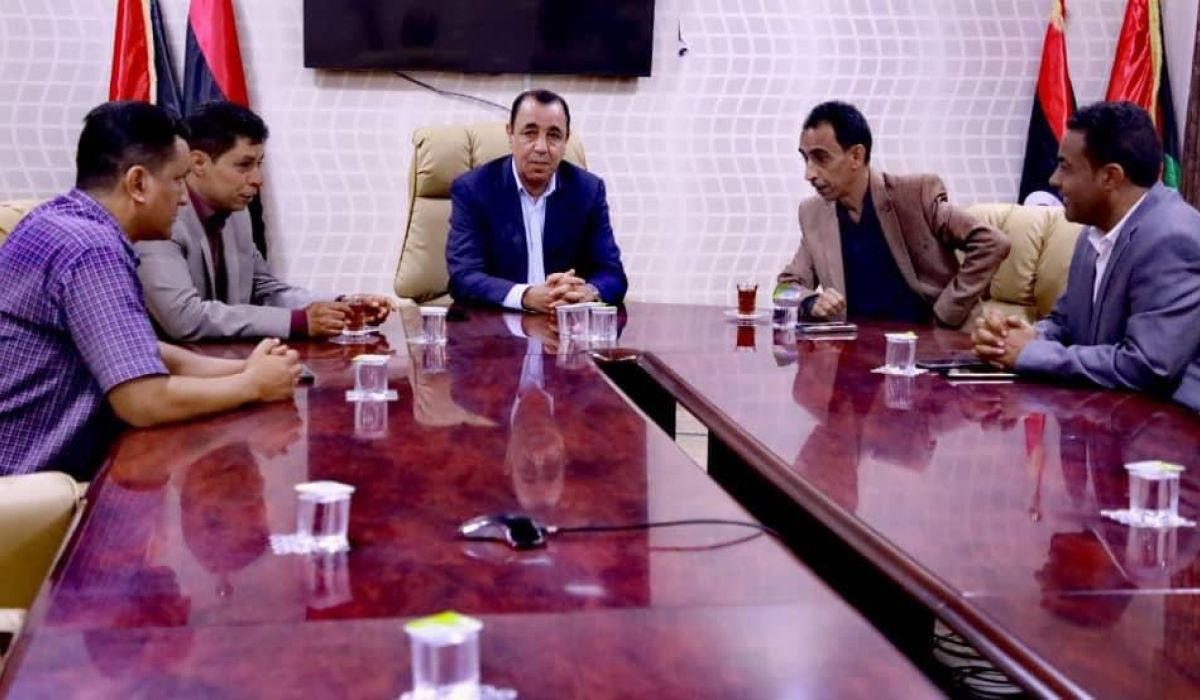 وكيل وزارة الحكم المحلي يناقش الأوضاع المالية لمجموعة من البلدية