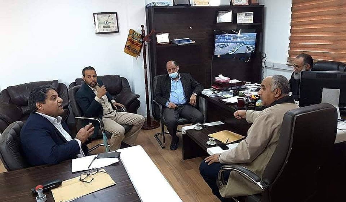 بلدي جالو يجتمع لحلحة نقص الوقود بالمدينة