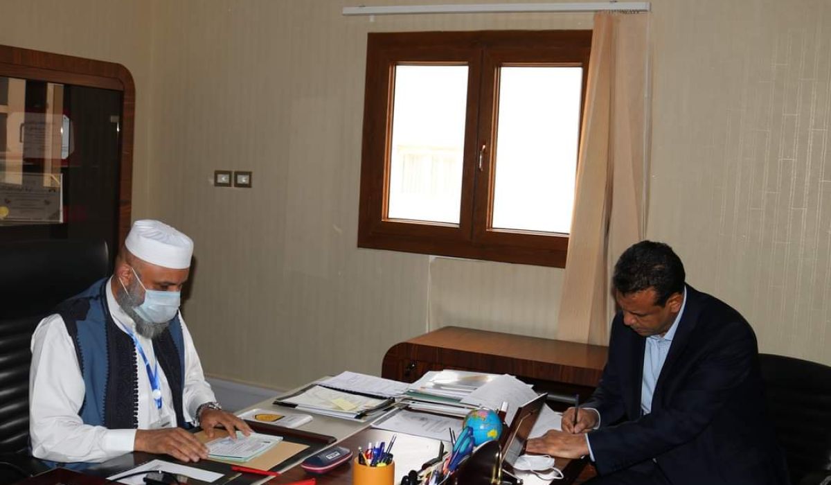 النائب الأول لرئيس حكومة الوحدة الوطنية يقوم بتعبئة إقرار الذمة المالية