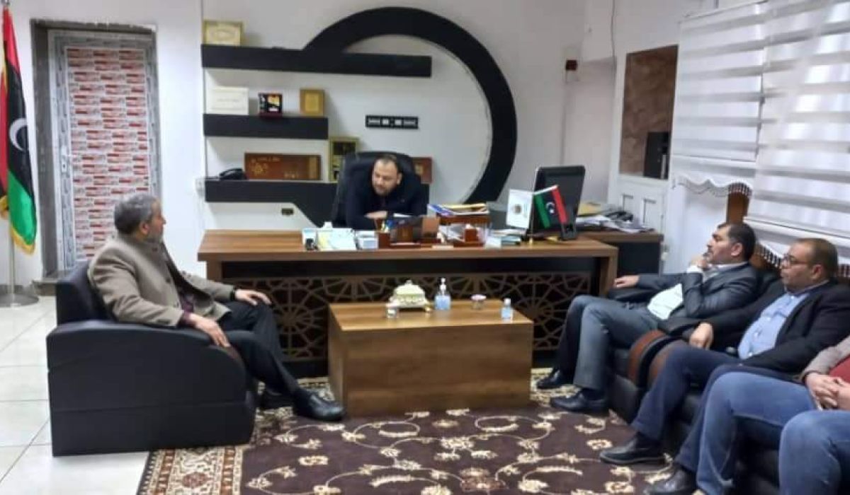 وزير الشباب يبحث مع رئيس المجلس التسييري لبلدية ترهونة ملف دعم الشباب بالمدينة