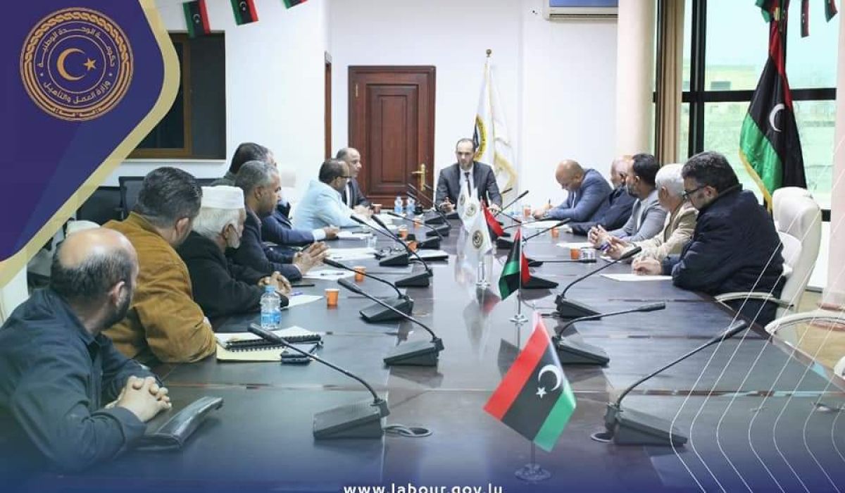 العمل والتأهيل تُحيل كشوفات بأسماء العاملين الذين لم يتقاضوا مرتباتهم