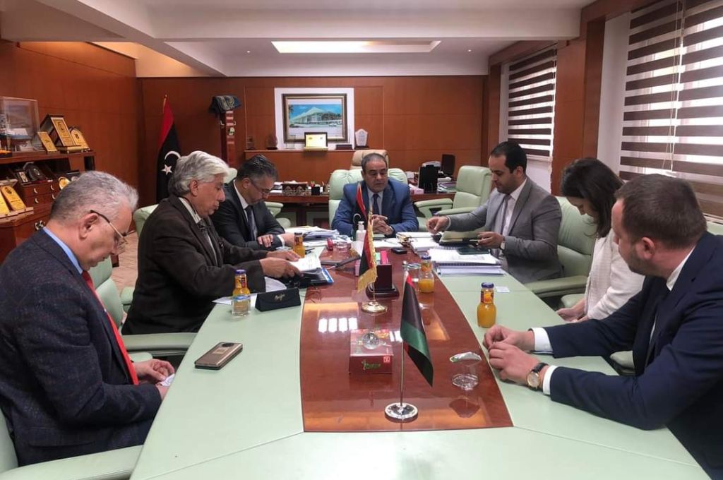 ديوان المحاسبة يعقد اجتماعاً دورياً لمتابعة سير العمل بالإدارات والمكاتب التابعه له