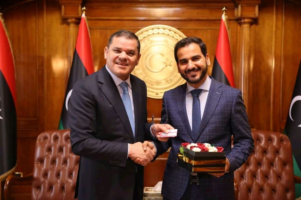 "الدبيبة" يستلم بطاقة تحصين من مدير عام المركز الوطني لمكافحة الأمراض
