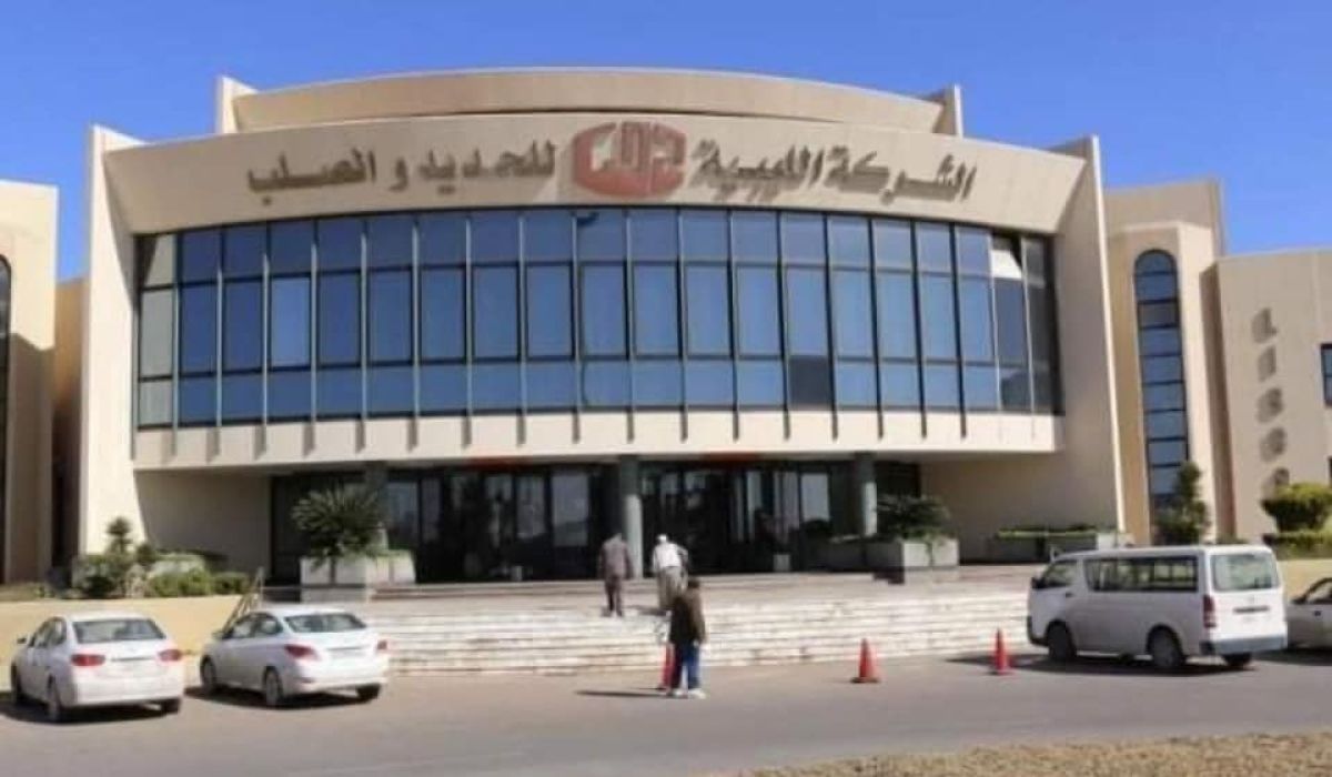 وقفة احتحاجية لعمال شركة الحديد والصلب للمطالبة بتحسين الأجور وبيئة العمل
