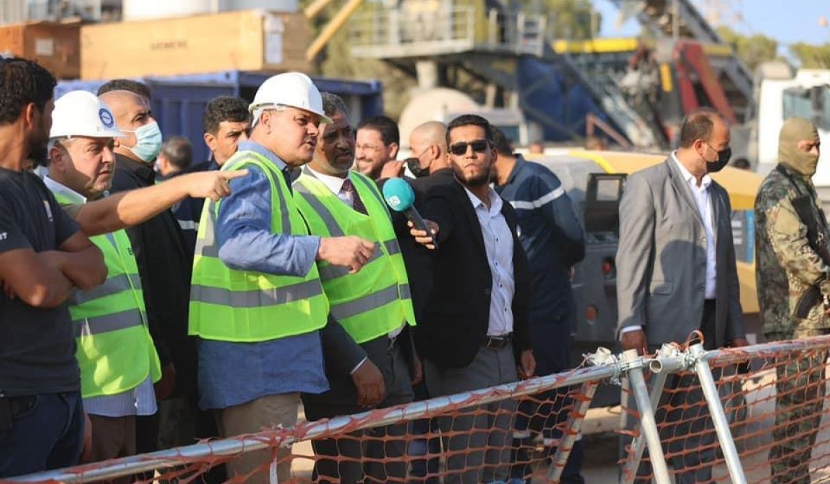 الدبيبة يتفقد الأعمال الجارية بمشروع محطة غرب طرابلس