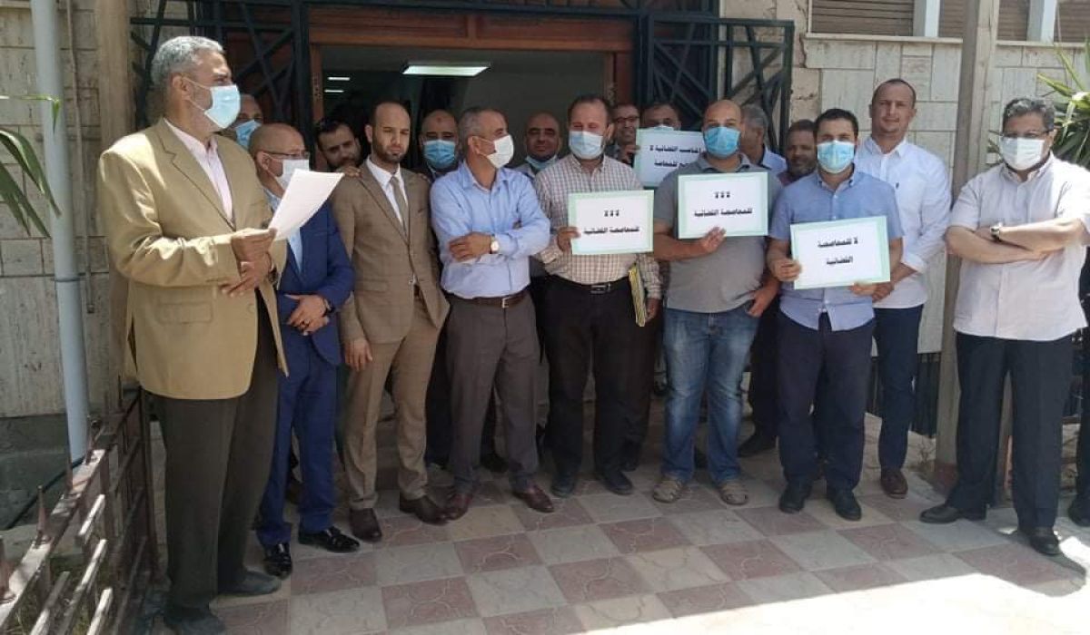 عدد من القضاة والمستشارين ووكلاء النيابة بطرابلس ينظمون وقفة احتجاجية رفضاً للمحاصصة في مجال القضاء