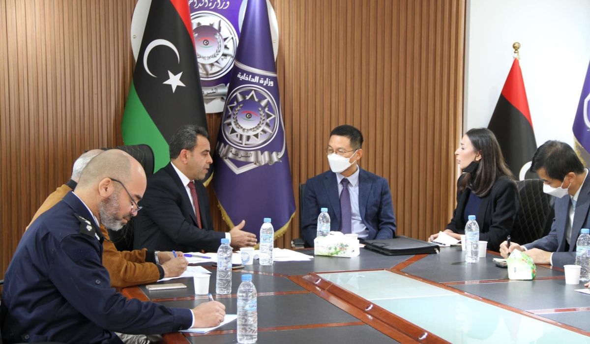مدير إدارة العلاقات والتعاون بوزارة الداخلية يجتمع بالسفير الكوري لبحث إعادة افتتاح سفارة بلاده بطرابلس