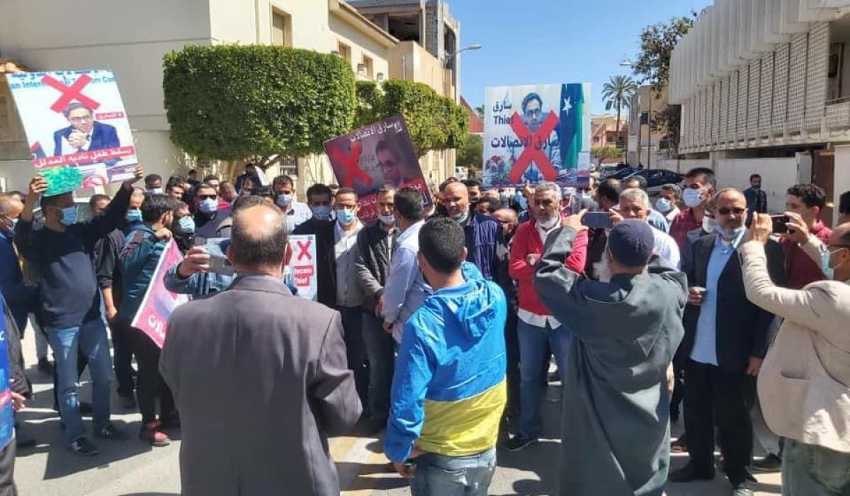 موظفو البريد والاتصالات ينظمون وقفة احتجاجية ضد رئيس الشركة القابضة للاتصالات