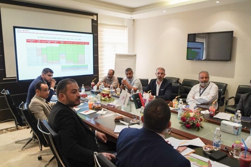 رئيس اللجنة العليا لمتابعة لقاح كورونا يناقش سير عمليات التطعيم والتخزين داخل مراكز تلقي الطعوم