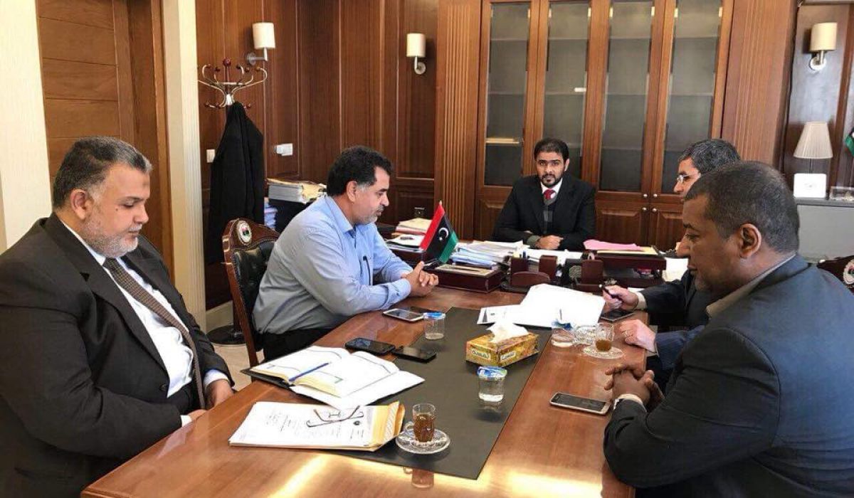 وزير المالية بحكومة الوفاق يجتمع برئيس مصلحة الأملاك العامة