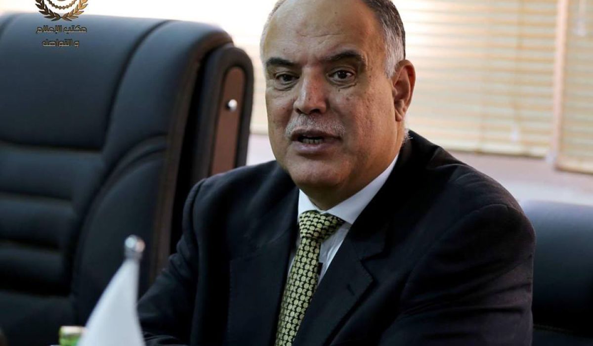 احترازا من فيروس كورونا .. "داخلية المؤقتة" تمنع المواطنين من تعبئة الوقود في المحطات بأنفسهم وتأمر بإغلاق كافة مقاهي "الشيشة"