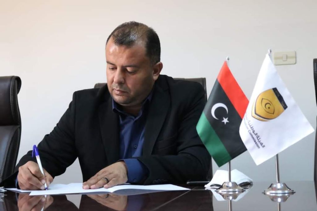 عدد من موظفي الجهات العامة يقدمون أوراقهم أمام هيئة مكافحة الفساد لغرض المشاركة في الانتخابات