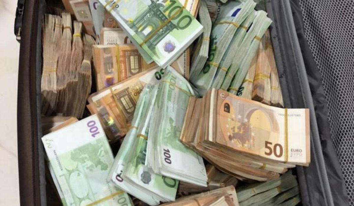 ضبط حقيبة بداخلها 100 ألف يورو بمطار معيتيقة كانت معدة للتهريب لتركيا