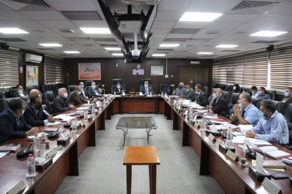 موظف سابق يتحدث عن تجاوزات بالشركة الليبية للحديد والصلب ويطالبها بمنح فرصة للتجار