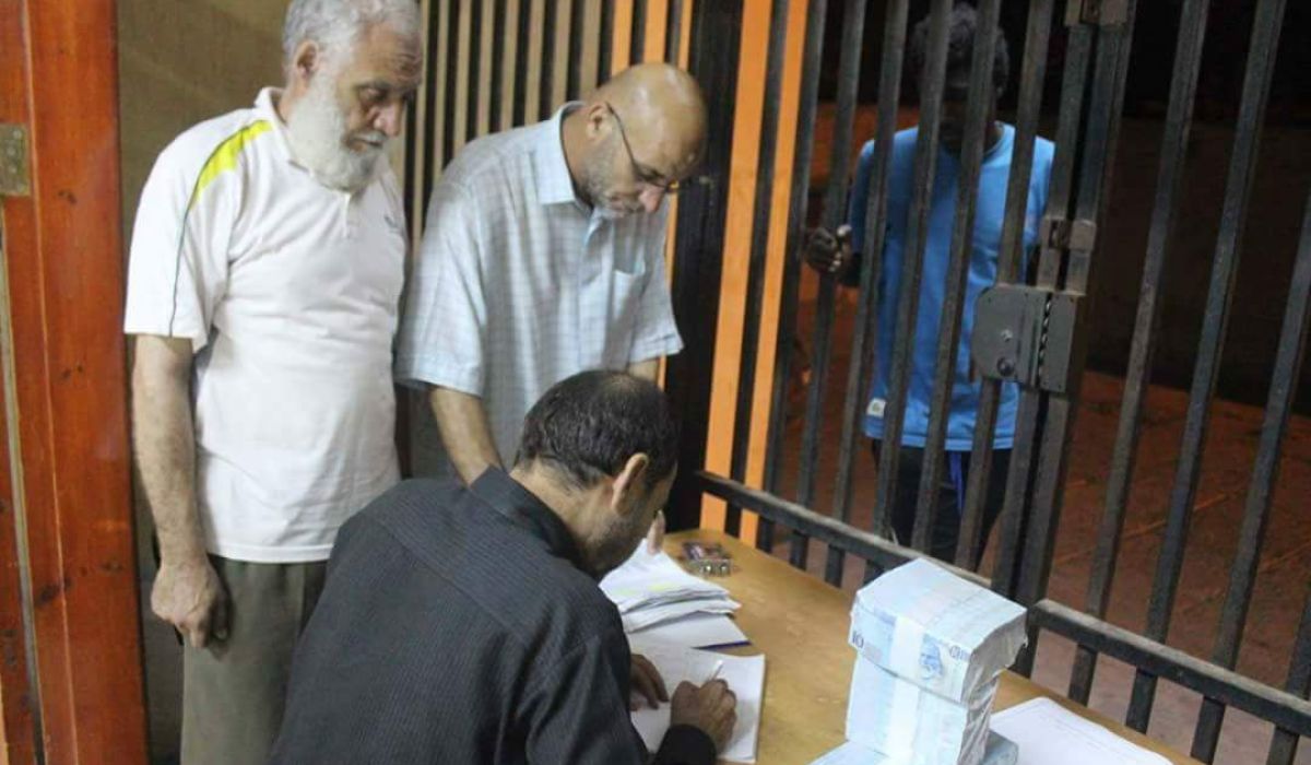 بلدي الخمس يوزع مستحقات المواطنين المالية
