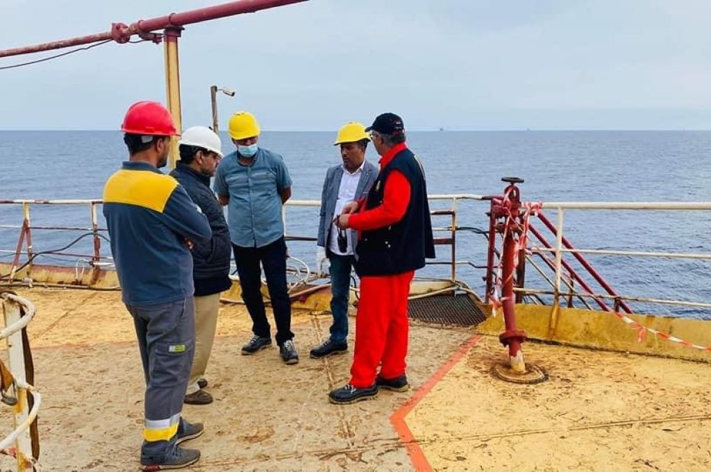 تعبئة إقرارات الذمة المالية من قبل عدد من المسؤولين بمصلحة الجمارك