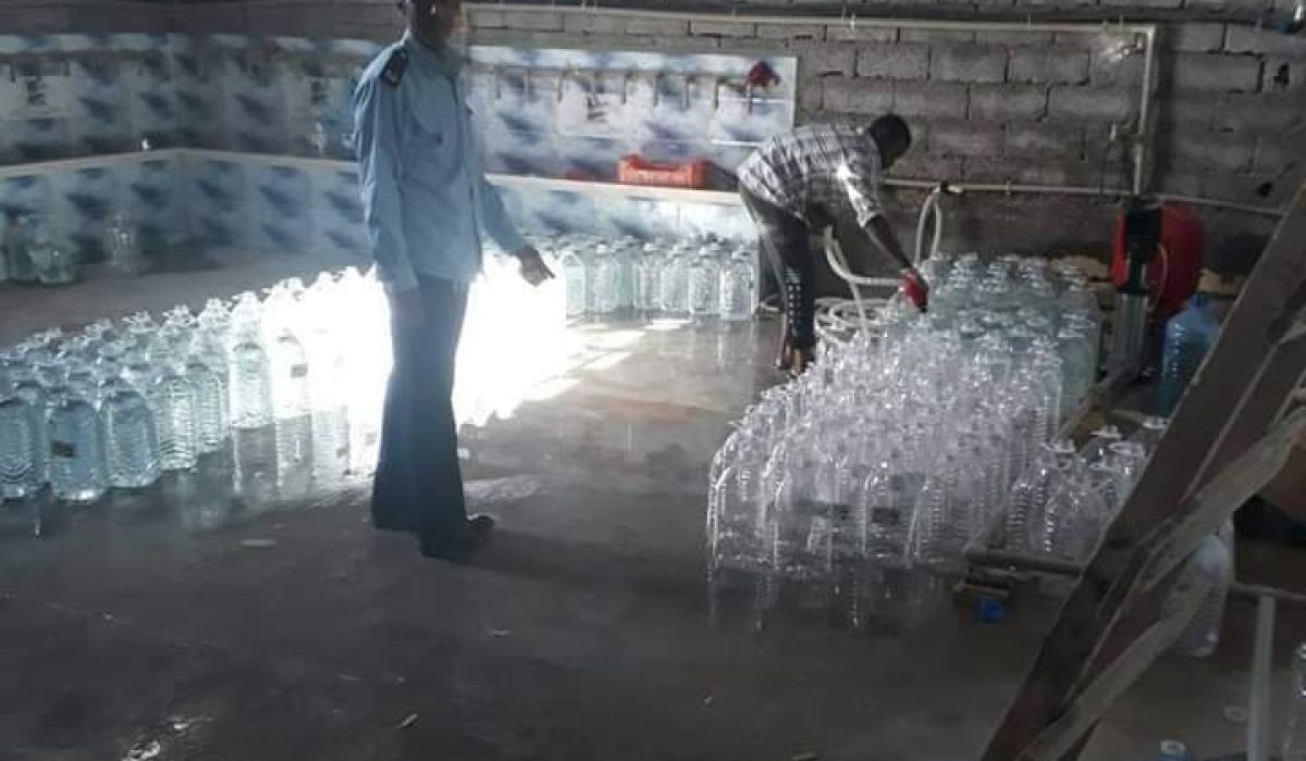 الحرس البلدي أبو سليم يقفل مصنعا لتعبئة المياه بالشمع الأحمر