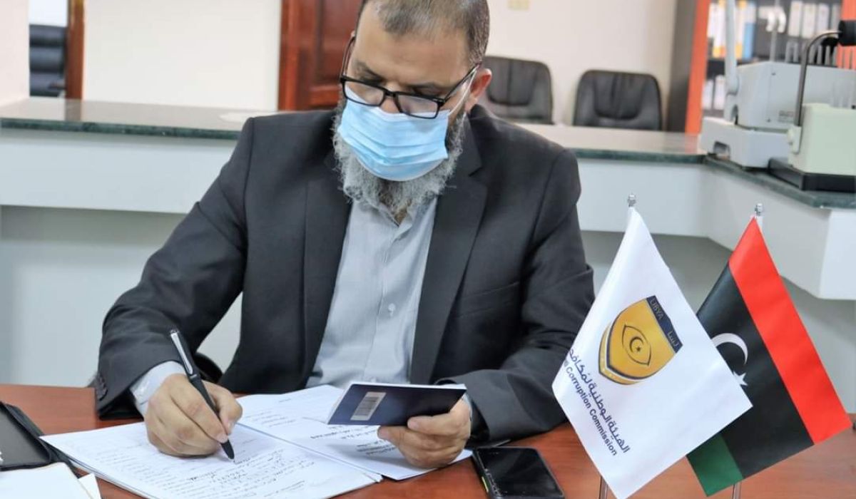 تعبئة إقرار الذمة المالية من قبل رئيس مركز جمرك ميناء الخمس البحري