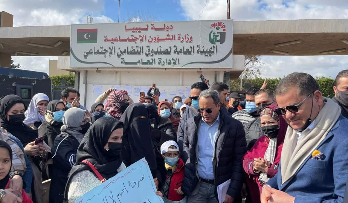 "الدبيبة" يطلع على مطالب المعتصمين من فئة الصم والبكم وضعاف السمع