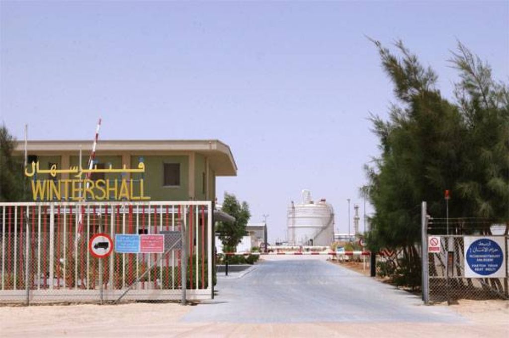 وصول معدات خاصة بمطار معيتيقة