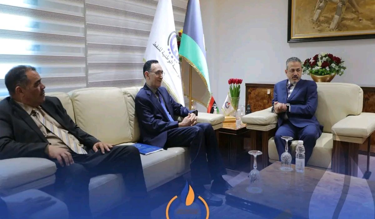 وزير النفط والغاز المكلف يبحث مع مؤسسة النفط سبل عودة الإنتاج إلى معدلاته الطبيعية