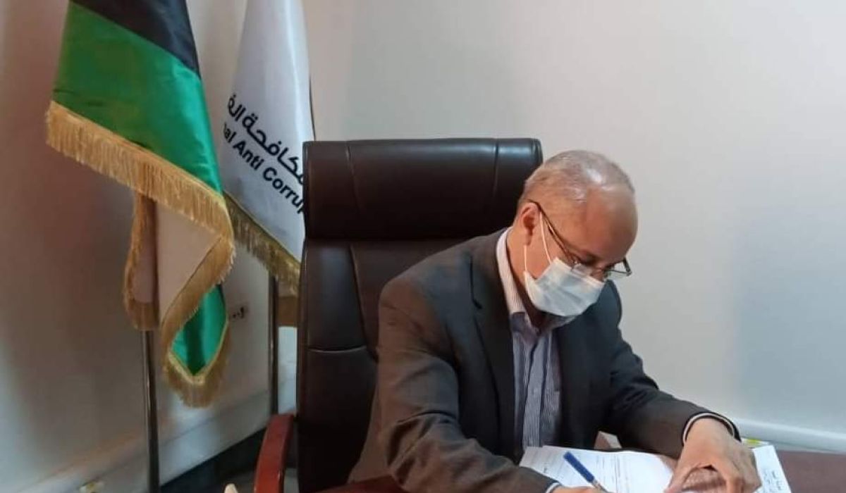 علي نصير يقوم بتعبئة إقرار الذمة المالية