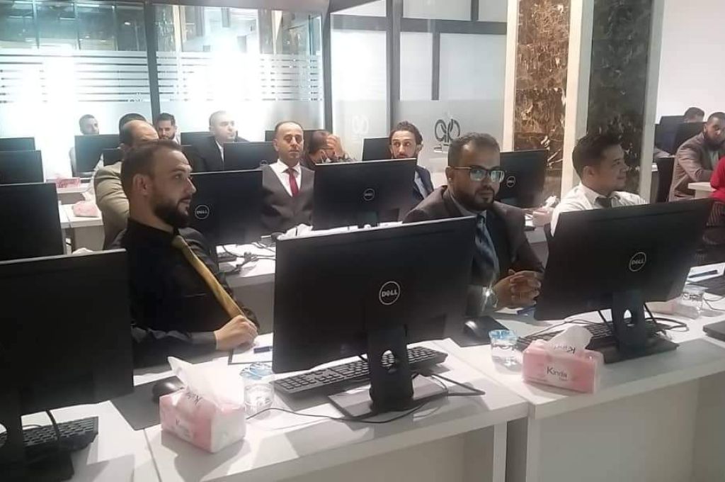 ديوان المحاسبة يعقد اجتماعاً دورياً لمتابعة سير العمل بالإدارات والمكاتب التابعه له