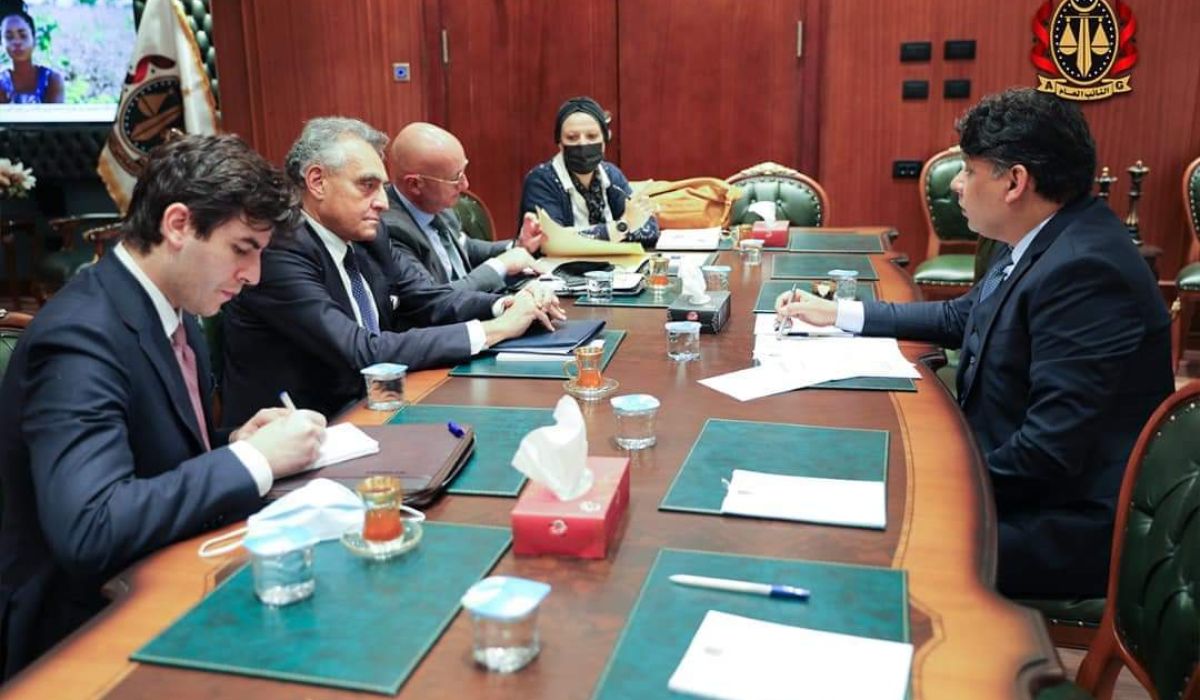 النائب العام يبحث مع السفير الإيطالي عدد من الملفات
