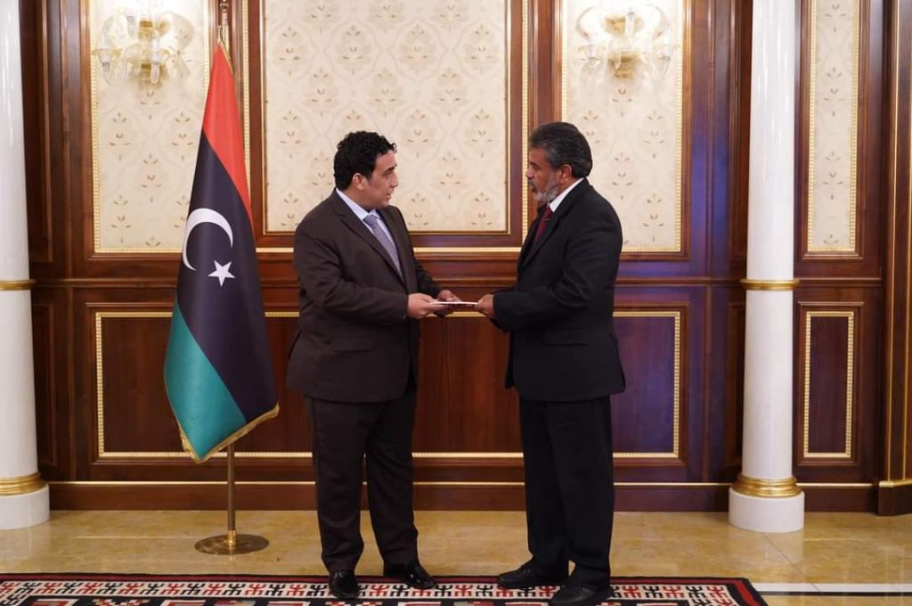 المنفي يعتمد عدداً من السفراء الليبيين بالخارج