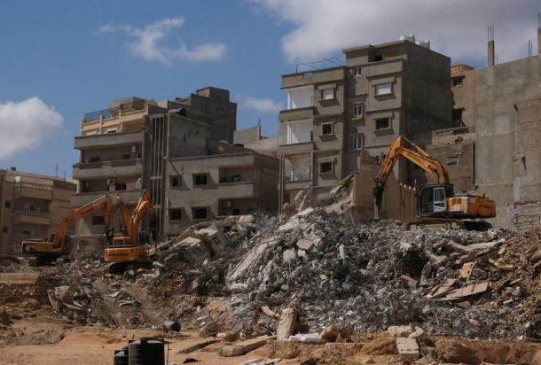 من خلال مقابلة صحفية مجلة فرنسية تسلط الضوء على غموض مصدر الأموال لإعادة أعمار درنة..وسجلات "المركزي" لم تظهر أي دعم أو تخصص مبلغ مالي