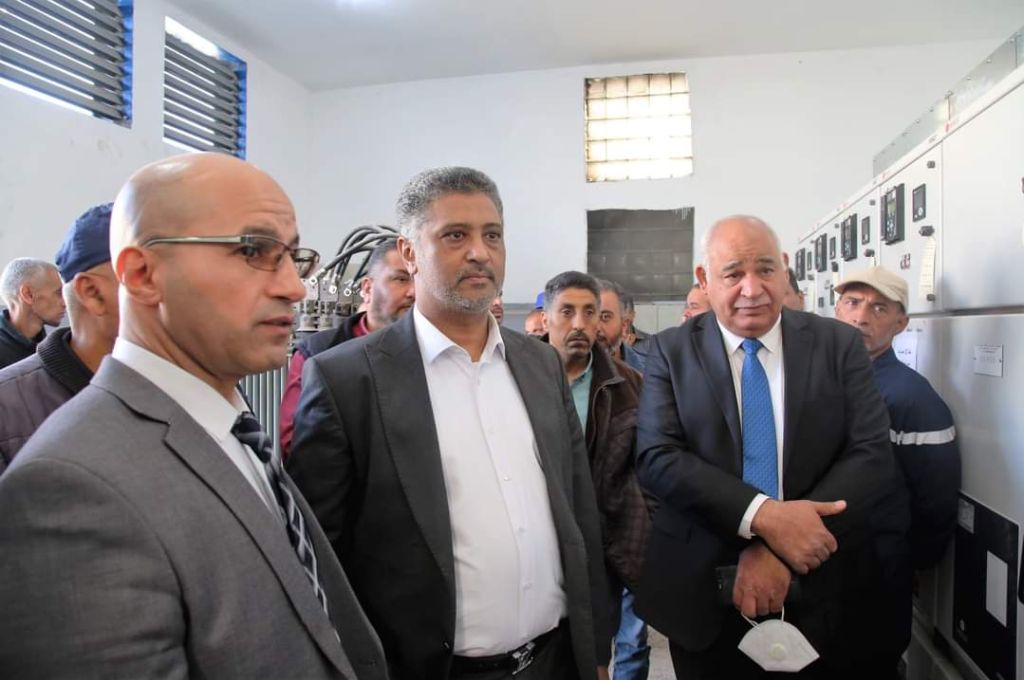 رئيس المجلس التسييري طبرق يناقش مسألة توفير مادة الإسمنت في المدينة