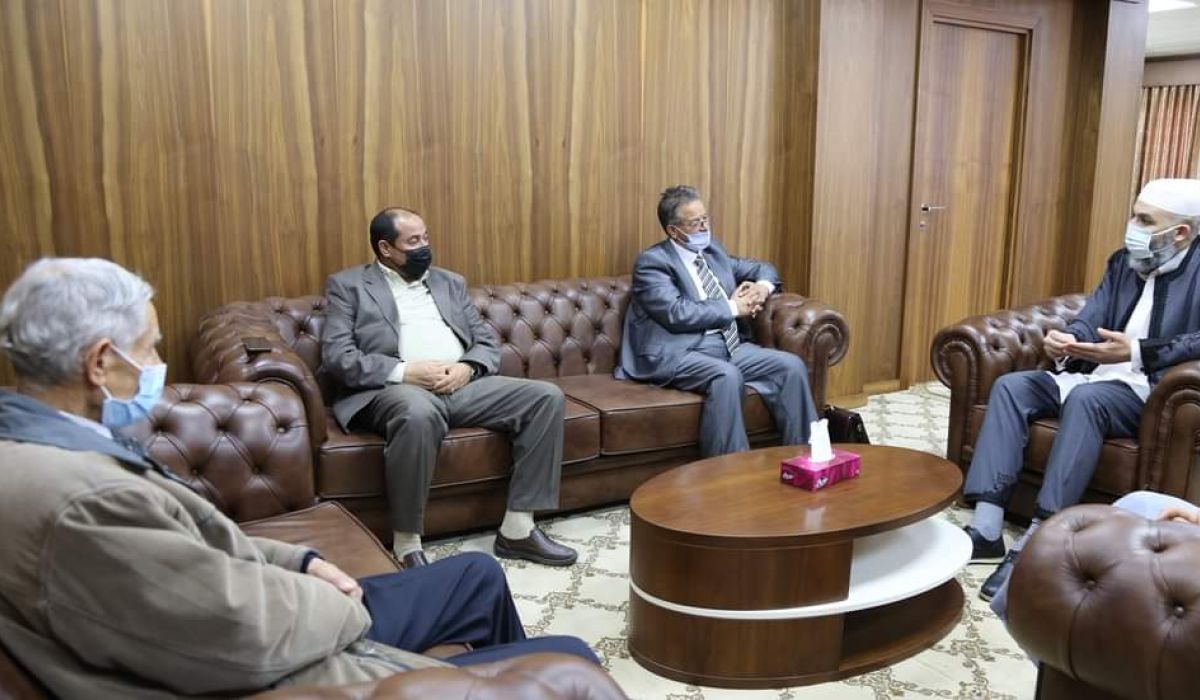 رئيس الهيئة العامة للأوقاف والشؤون الإسلامية يجتمع مع بلدي زوارة