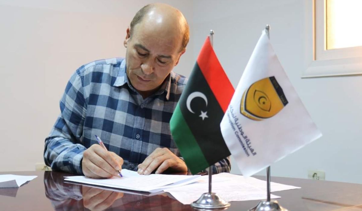 موظف بميناء طرابلس البحري يملأ نموذج إقرار الذمة المالية