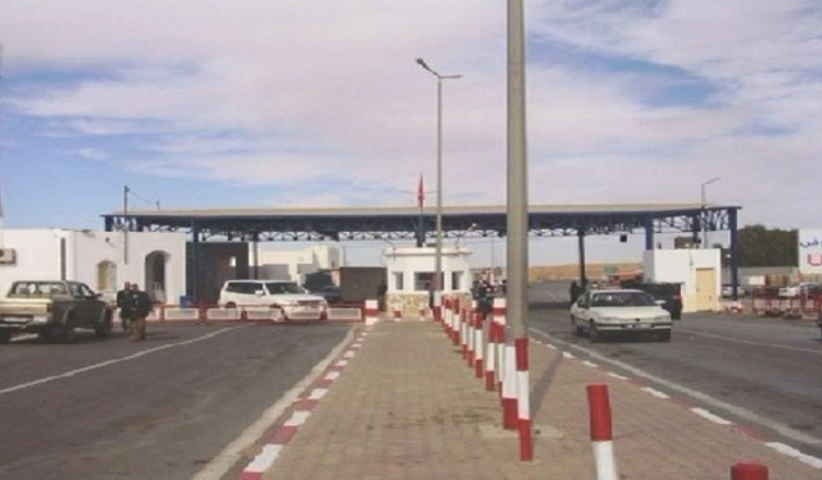 غرفة التجارة والصناعة "طرابلس" تطالب الجهات المسؤولة بوضع حلول لشاحنات السلع العالقة بالحدود التونسية