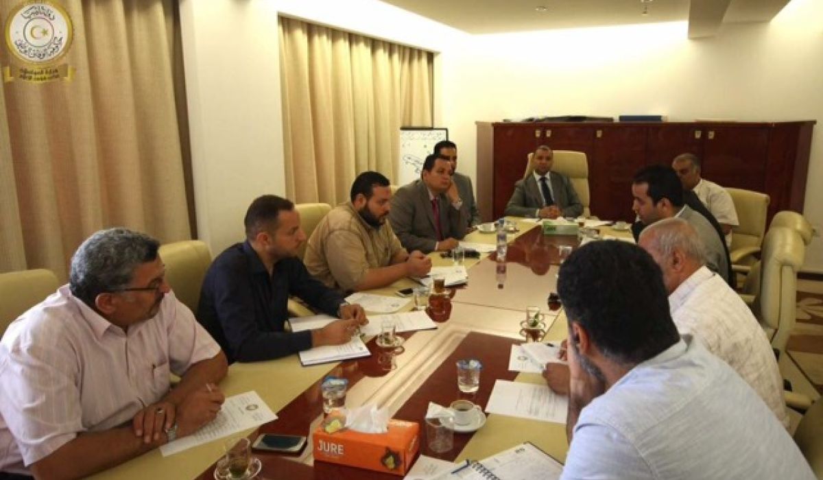 وكيل وزارة المواصلات يجتمع مع رئيس مصلحة المطارات