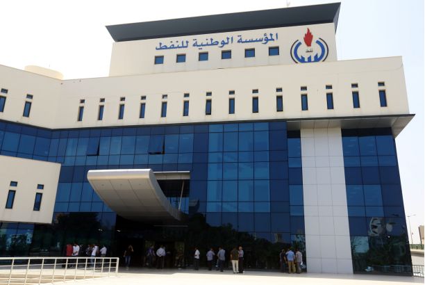المونيتور: الهدف من الحصار النفطي الإطاحة بهذه الحكومة