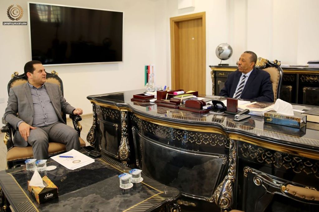 الثني يواصل بحث ملف المواطنين العالقين بالخارج ويتخذ حزمة من الإجراءات
