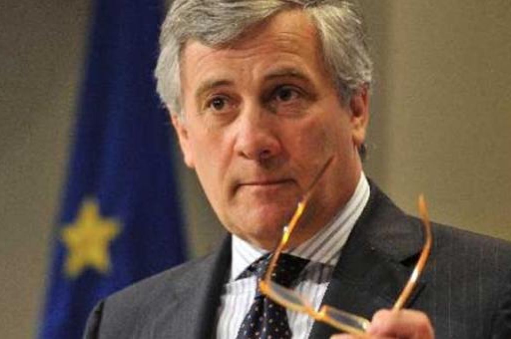 رويترز : مؤسسة النفط ببنغازي تتعهد بإرسال أموال بيع النفط لمركزي البيضاء