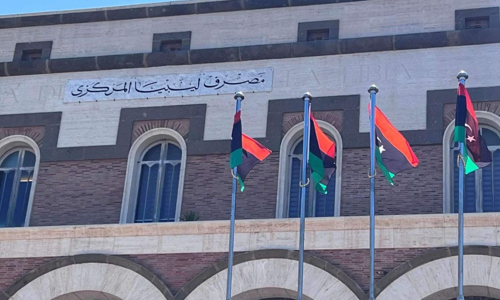 بعد تحذيره من الانفاق المزدوج واستنزاف احتياطيات العملة الصعبة … عدد من الخبراء يدعمون إجراءات المركزي ويطرحون الحلول