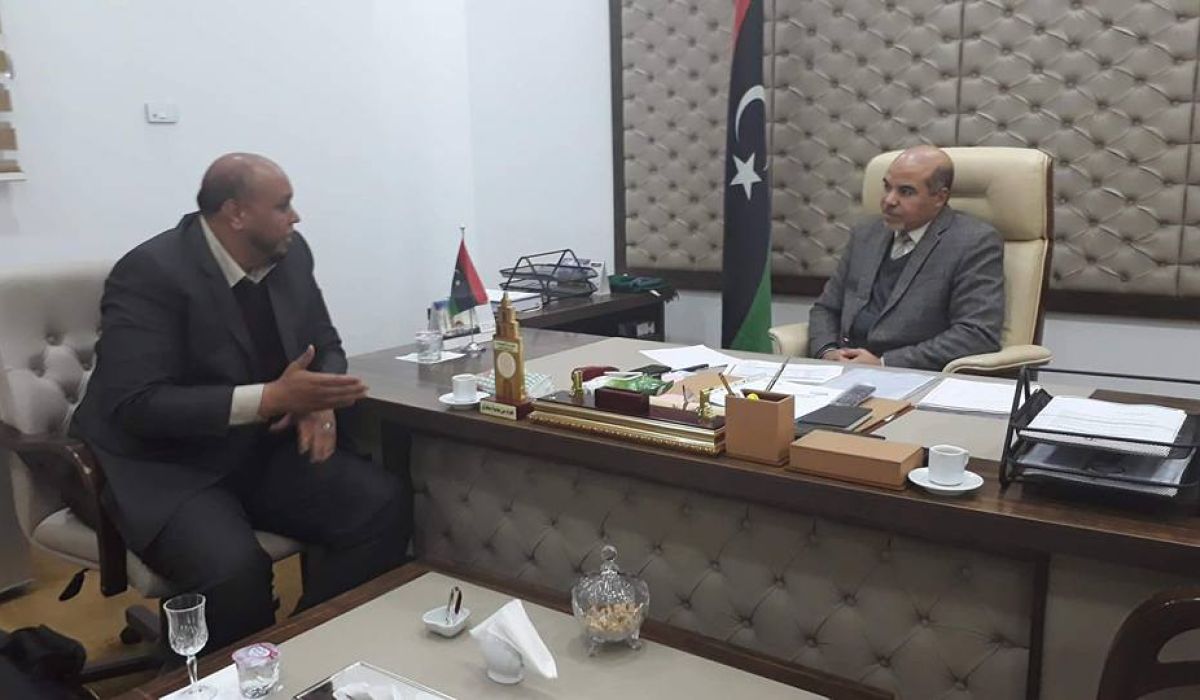 وكيل بلدية الكفرة يبحث بقرناده مصير الميزانية التسييرية للبلدية