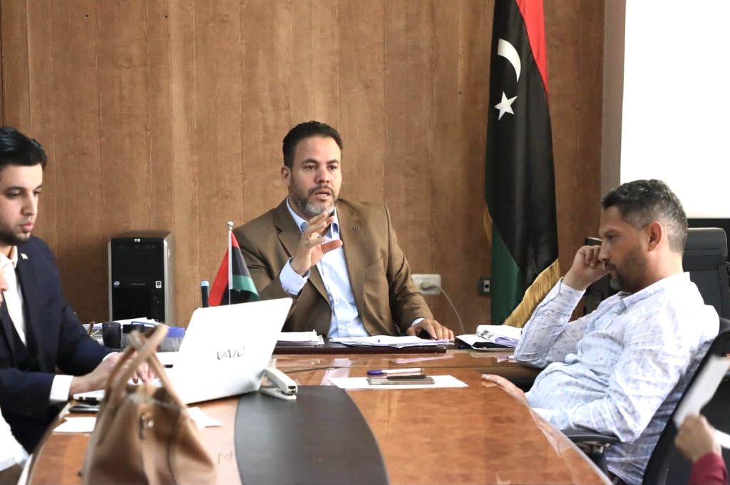 وزير التخطيط والمالية بالحكومة الليبية يناقش مقترح الميزانية وتعديل قانون المرتبات