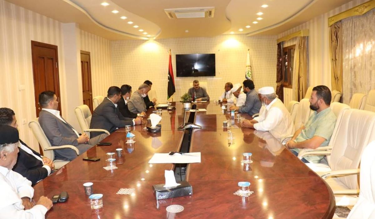 التومي يناقش مع مشائخ وأعيان وحكماء مدينة القلعة المشاكل والصعوبات التي تواجه عمل بلديتهم