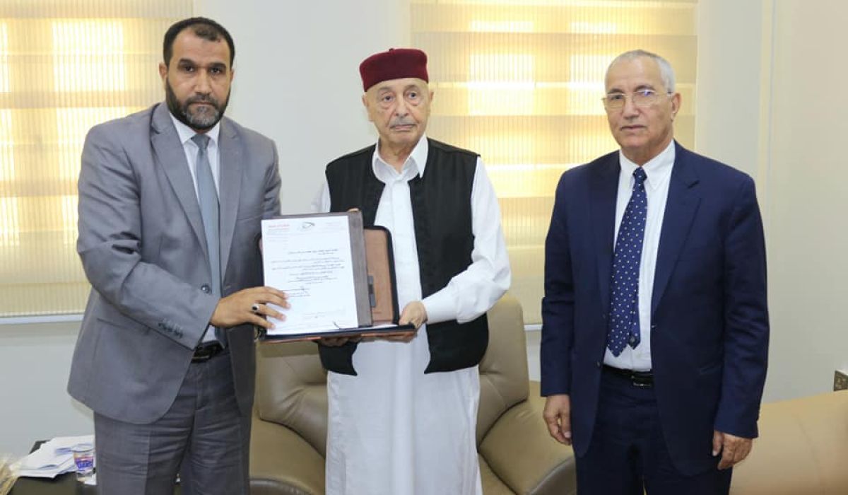 الحاسي يسلم تقرير هيئة الرقابة الإدارية لعام 2018 لرئيس مجلس النواب