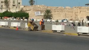 حملة نظافة وسط العاصمة طرابلس فهل تفلح مثل هذه الحملات في حل أزمة تكدس القمامة؟