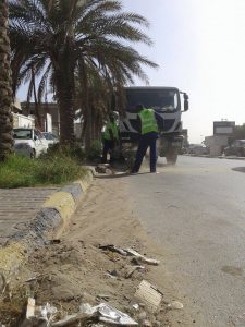تواصل حملة تنظيف غرف تصريف مياه الأمطار ببلدية حي الاندلس