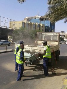 تواصل حملة تنظيف غرف تصريف مياه الأمطار ببلدية حي الاندلس