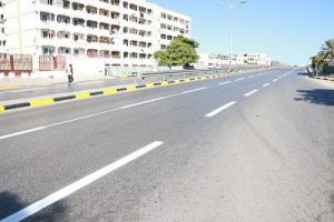 تواصل أعمال طلاء الأرصفة والخطوط المرورية بطرابلس المركز
